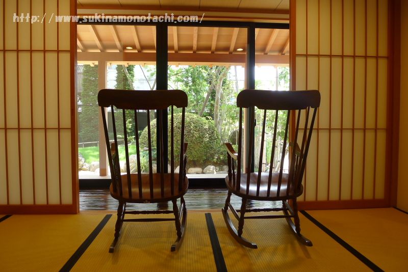 諏訪湖畔に建つ温泉旅館　萃 sui-諏訪湖のロビーにある椅子、椅子に座って景色を眺めることができる